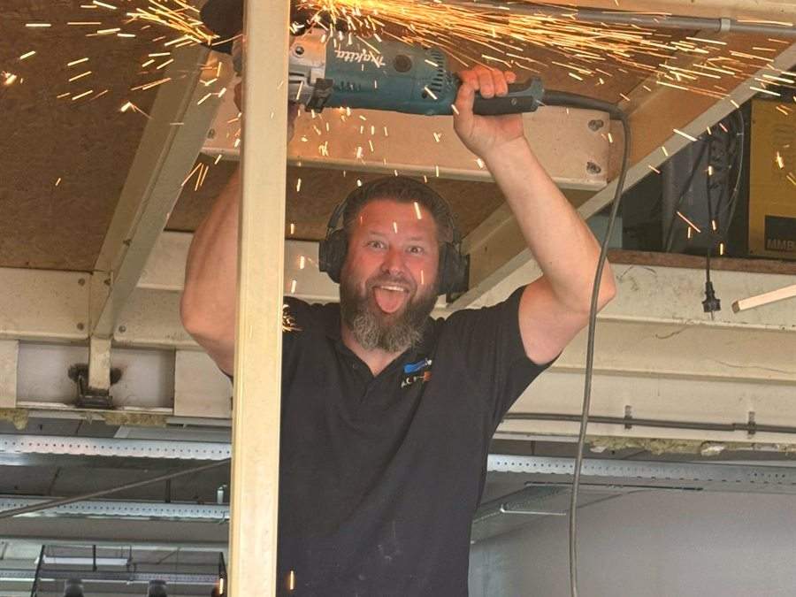 Herman met de haakse slijper, vonken en al